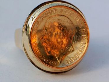Münzring aus 585er Gold mit einem 1/2 Sovereign "Georg", gewölbt. Gewicht: 9,2 Gramm