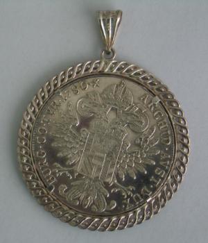 Maria Theresia Taler Anhänger aus 833er Silber, mit Umrandung 835 Silber
