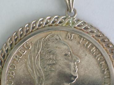Maria Theresia Taler Anhänger aus 833er Silber, mit Umrandung 835 Silber