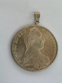 Maria Theresia Taler Anhänger aus 833er Silber, mit Umrandung
