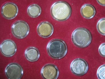 Große Vatikan Kollektion" Münzbox mit 52 Münzen sowie Auflistung / Informationsblatt