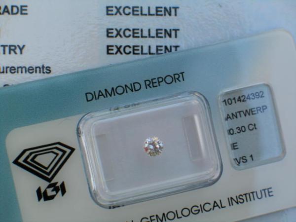 Diamant im Brillantschliff 0.30 ct, 3x Excellent! mit IGI Report, Lasergravur