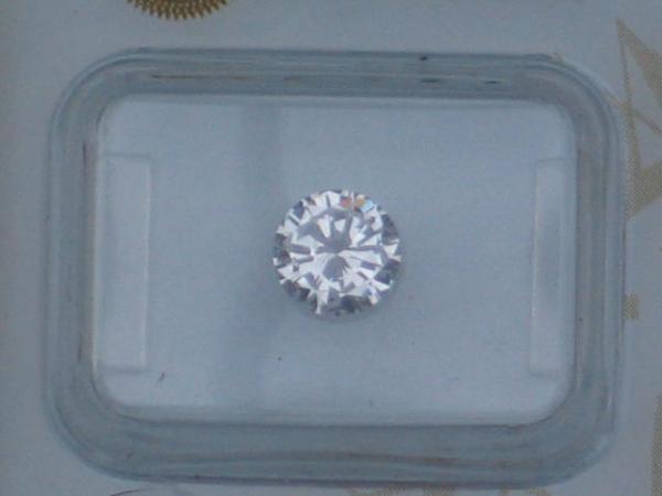 Diamant im Brillantschliff 0.75 ct. Color F, Clarity: VS1 mit GIA Report, Laser Inscription