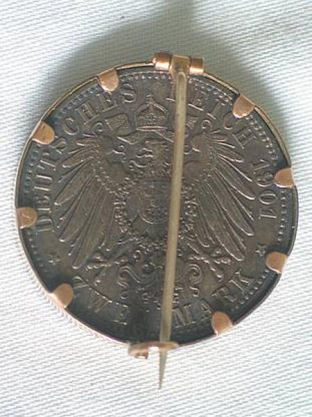 Vintage: Brosche aus 333er Rotgold mit einer 2 Mark Friedrich I Wilhelm II Münze, 900er Silber