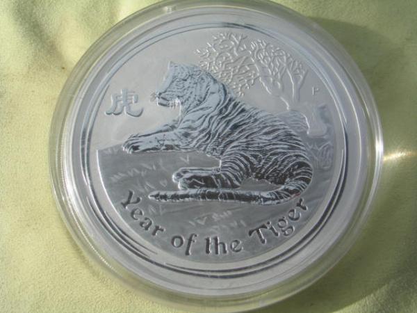 1 kg 999 Silver 2010 "Year of the Tiger" Lunar II, Elizabeth II Australia 30 Dollars in Kapsel