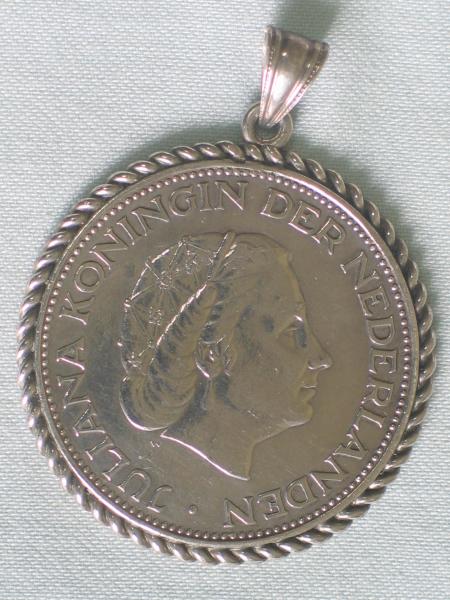 Münzanhänger "Juliana 2 1/2 Gulden" 1961 - Münze 720er, Fassung 800er Silber