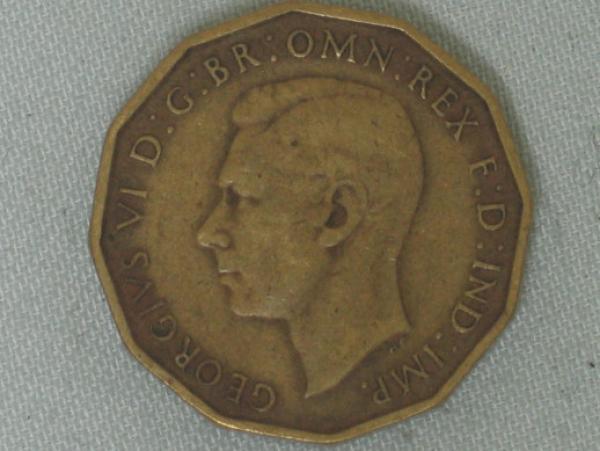 Three Pence "George VI" 1937 aus Nickel / Messing