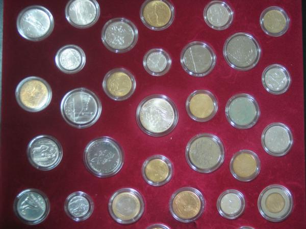 Große Vatikan Kollektion" Münzbox mit 52 Münzen sowie Auflistung / Informationsblatt