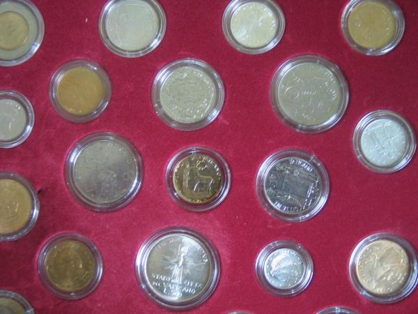 Große Vatikan Kollektion" Münzbox mit 52 Münzen sowie Auflistung / Informationsblatt