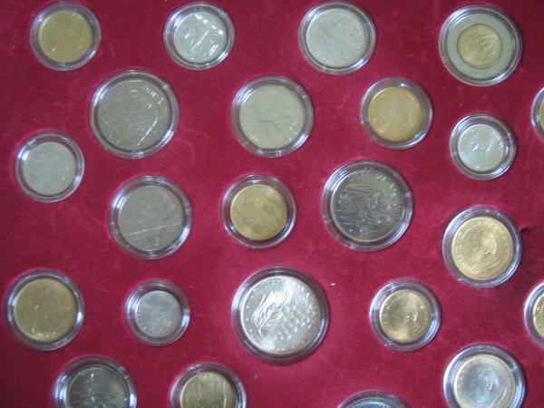 Große Vatikan Kollektion" Münzbox mit 52 Münzen sowie Auflistung / Informationsblatt