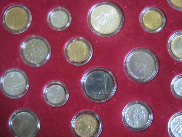 Große Vatikan Kollektion" Münzbox mit 52 Münzen sowie Auflistung / Informationsblatt