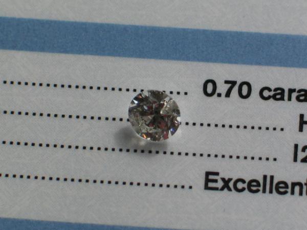 Diamant im Brillantschliff 0.70 ct. "H", I2, None, EX/ EX/ VG, GIA mit GIA Dossier und Lasergravur