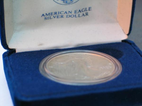 1 oz American Eagle Silbermünze, USA, 999er Feinsilber in original Münzetui mit Wappen