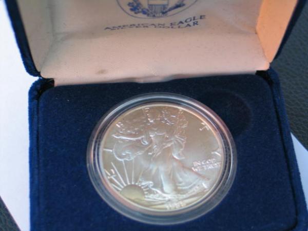 1 oz American Eagle Silbermünze, USA, 999er Feinsilber in original Münzetui mit Wappen