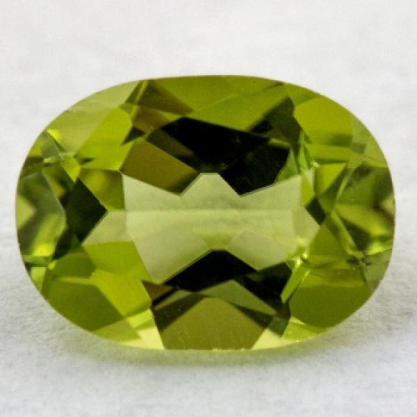 Peridot im Ovalschliff, Gewicht: 0.47 ct.
